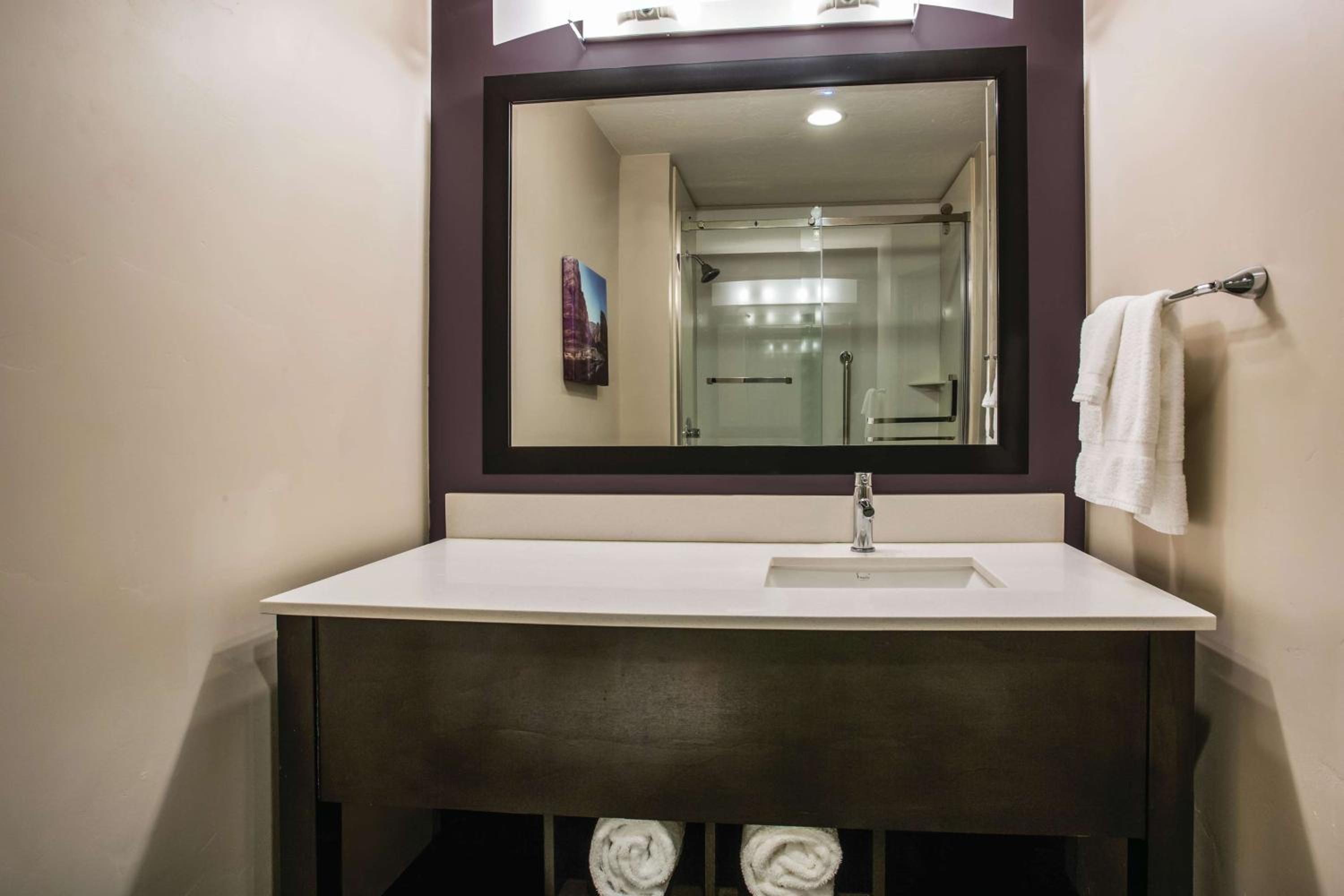 جناح استوديو بسرير كينج بإطلالة على الجبل مع أريكة، La Quinta Inn & Suites By Wyndham La Verkin-Gateway To Zion 3/4