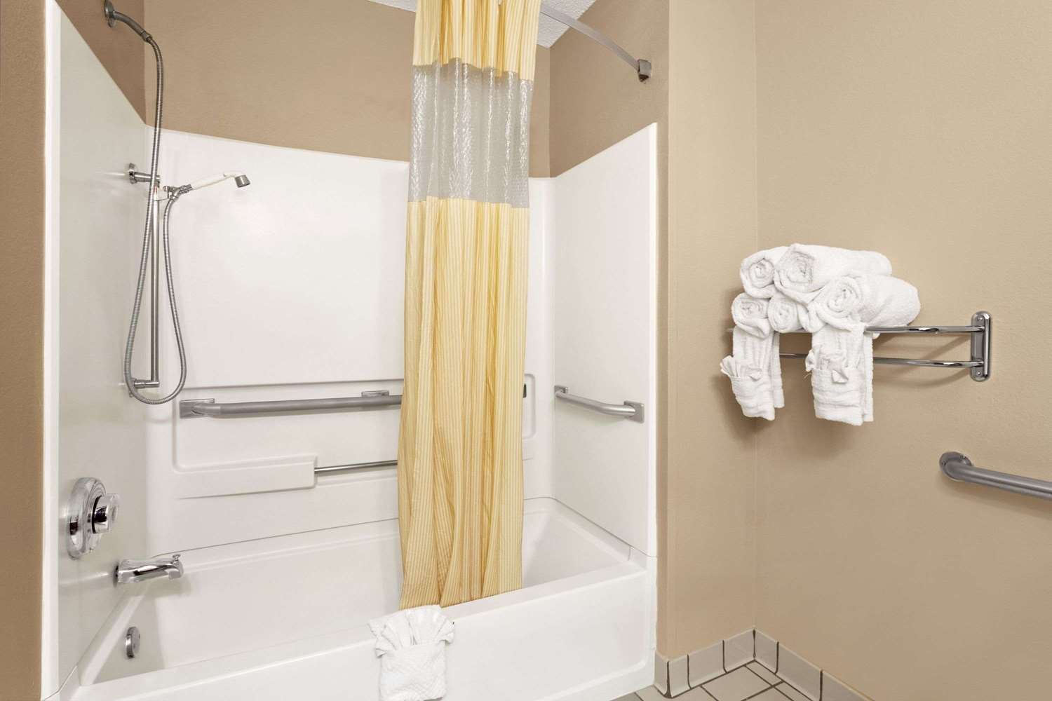 Days Inn by Wyndham Orange Park/Jacksonville 16/18