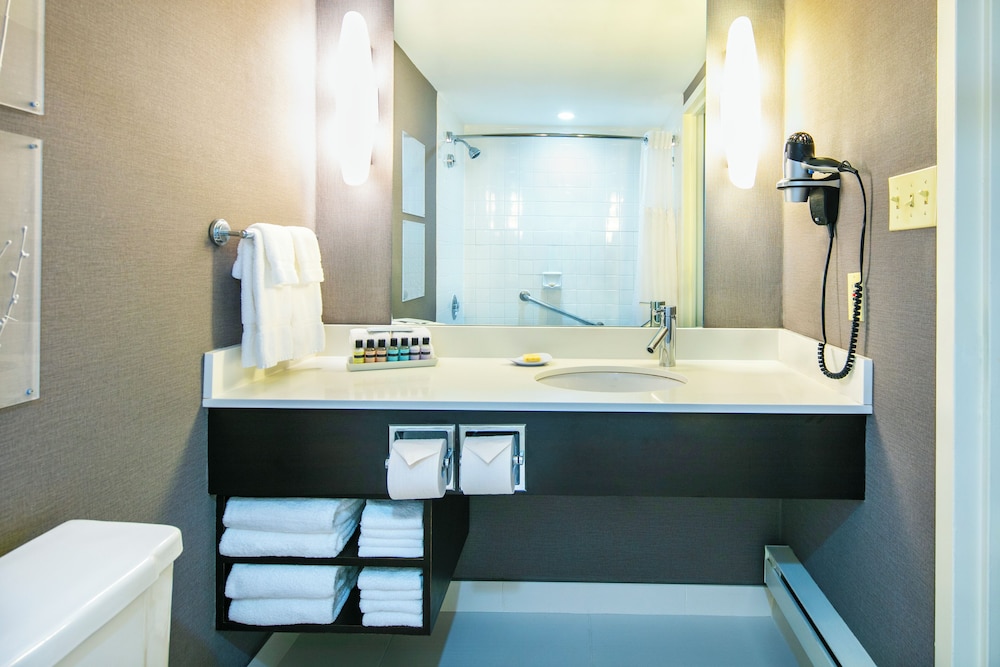 CAMBRIDGE SUITES HALIFAX HOTEL 62/64