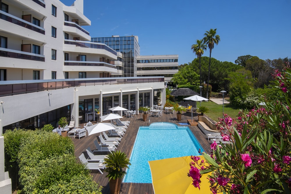 Mercure Hyeres Centre 70/73