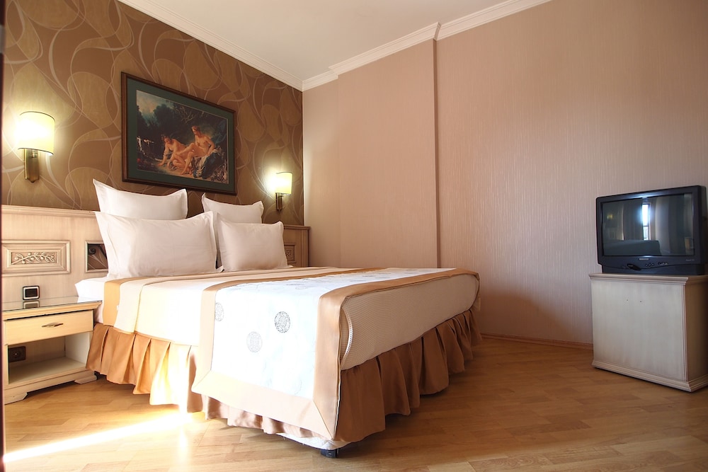 Romance Hotel 21/82