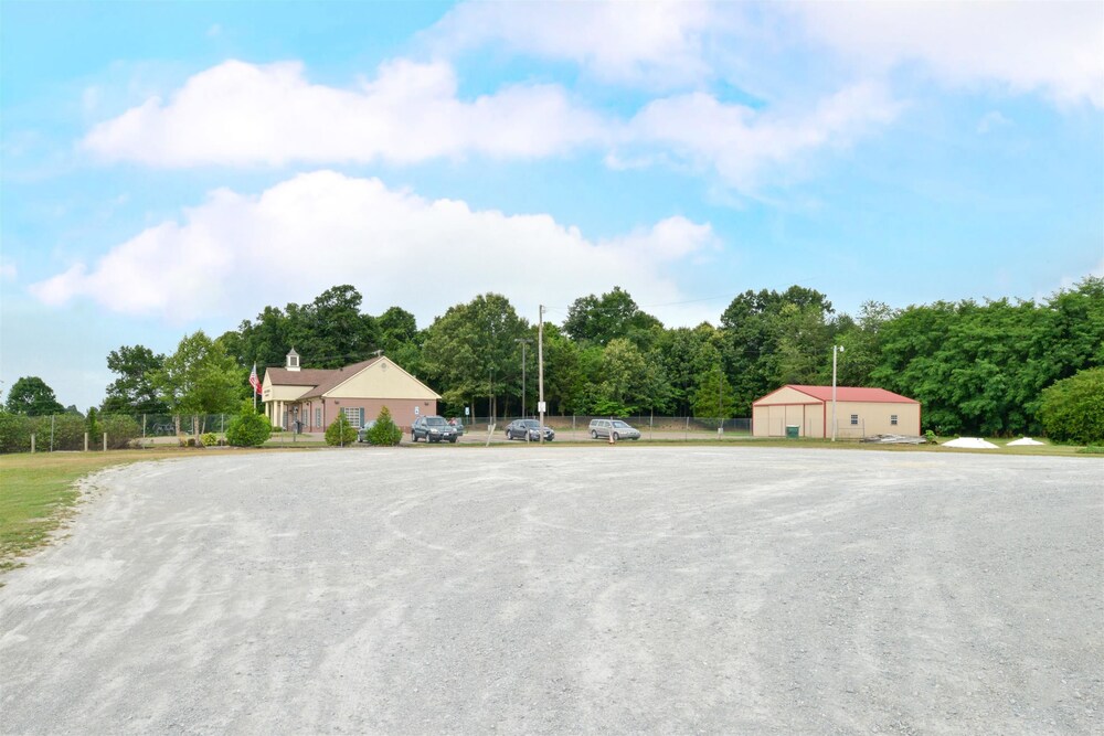 Americas Best Value Inn Wildersville 8/35