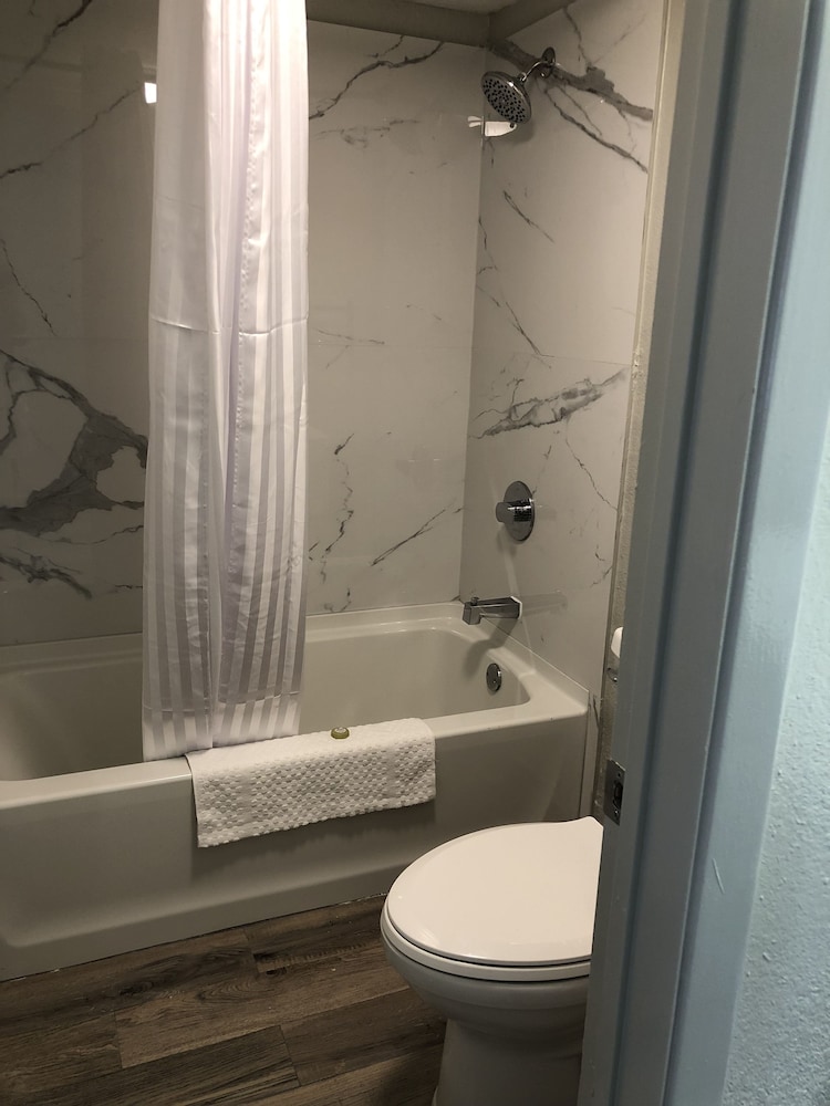 All Seasons Inn & Suites 6/41