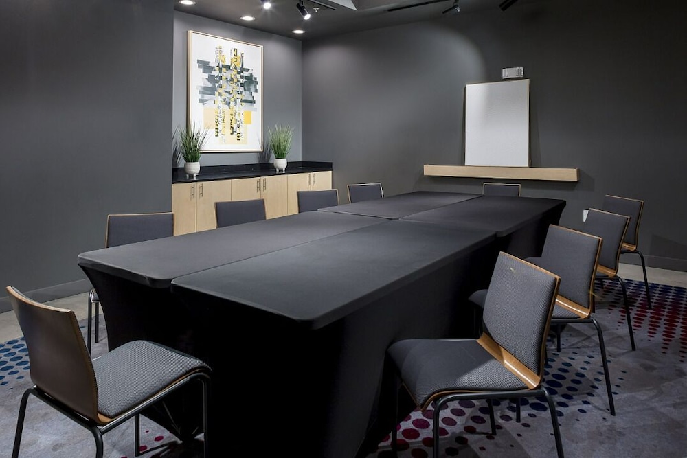 Aloft Dallas DFW Airport Grapevine 18/27