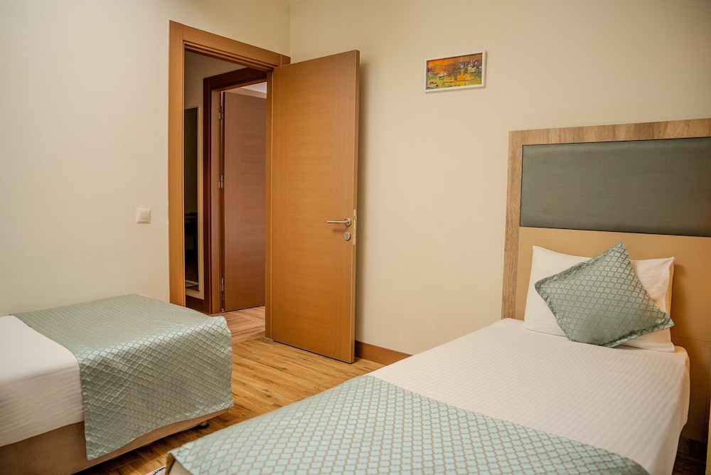 2 BEDROOMS, FAMILY SUITE, KITCHENETTE