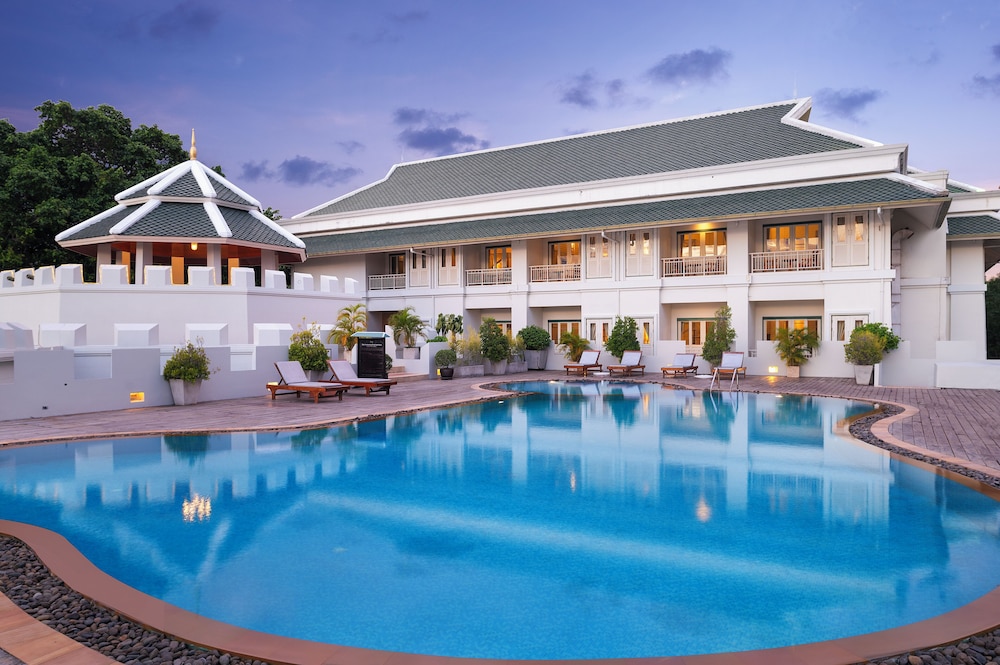 Kalanan Riverside Resort in PAK KRET
