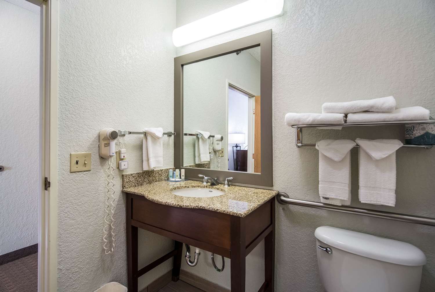 غرفة بسرير كينج لذوي الإعاقة، Quality Inn & Suites Pueblo West 4/4