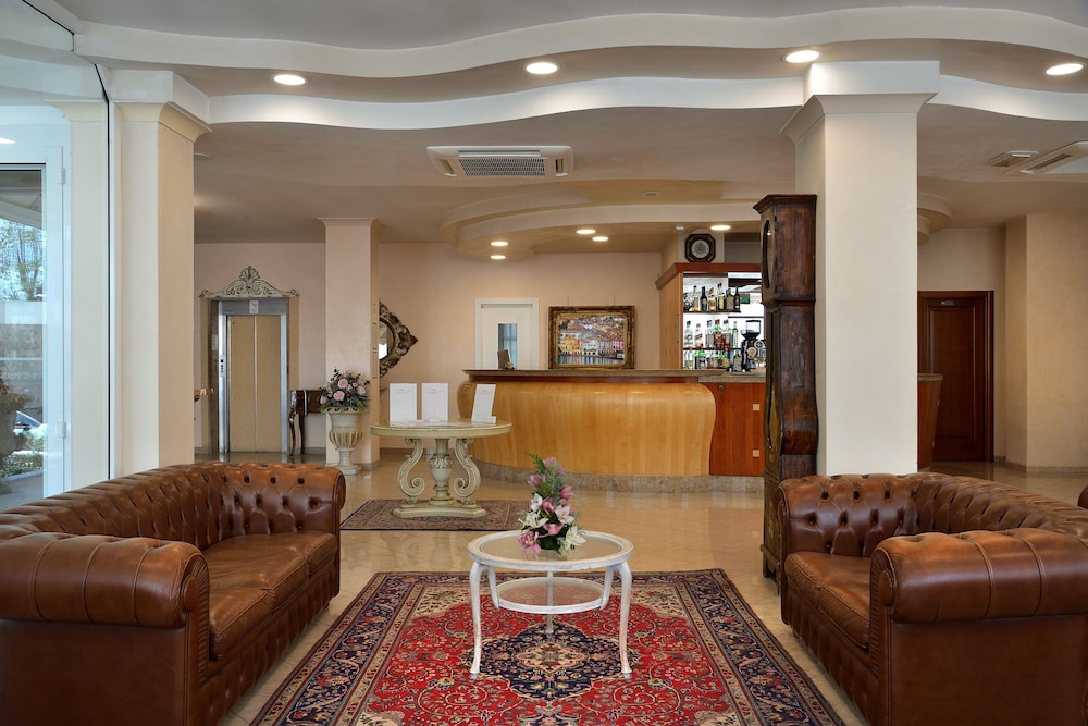 Gaston Hotel 4/45