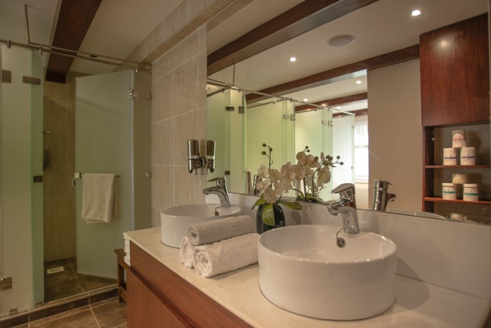 Cloud Hotel & Suites 7/37
