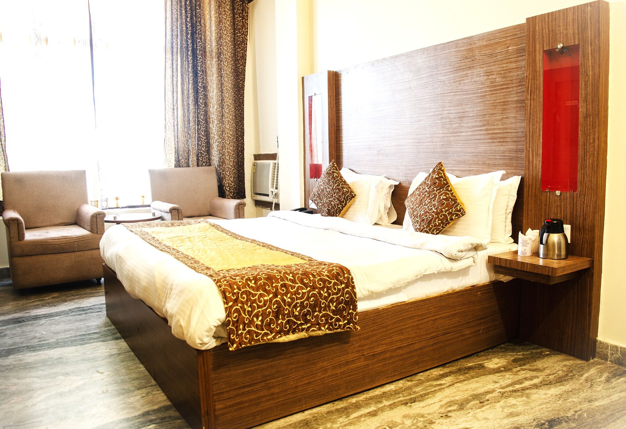DELUXE, KING BED