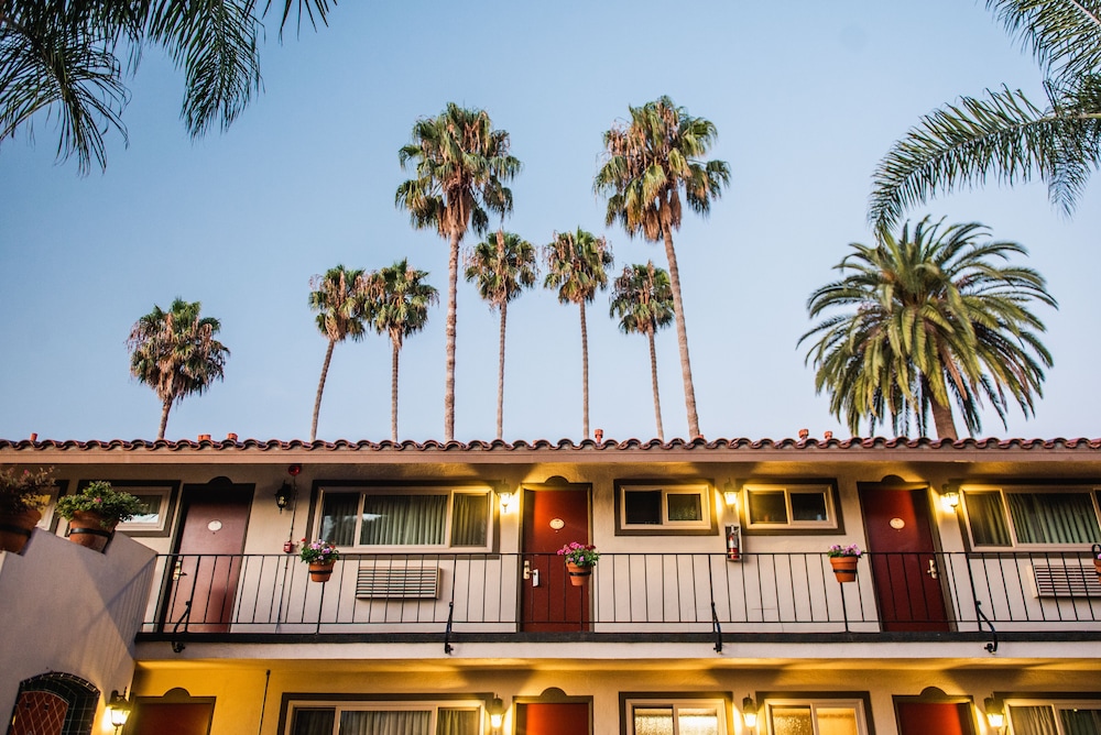 Inn By The Harbor in SANTA BARBARA - CA