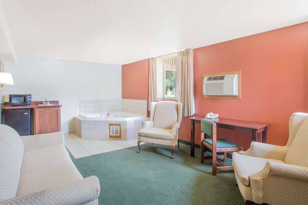 Days Inn by Wyndham Custer 27/36