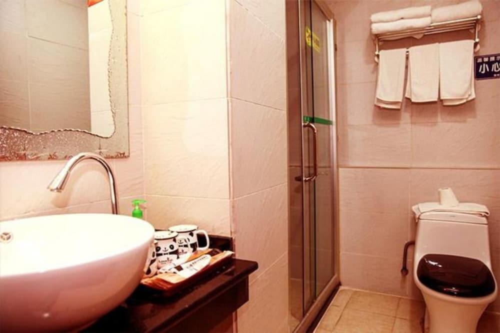 Panda Prince Hotel (Chengdu Xinhua Park) 43/44