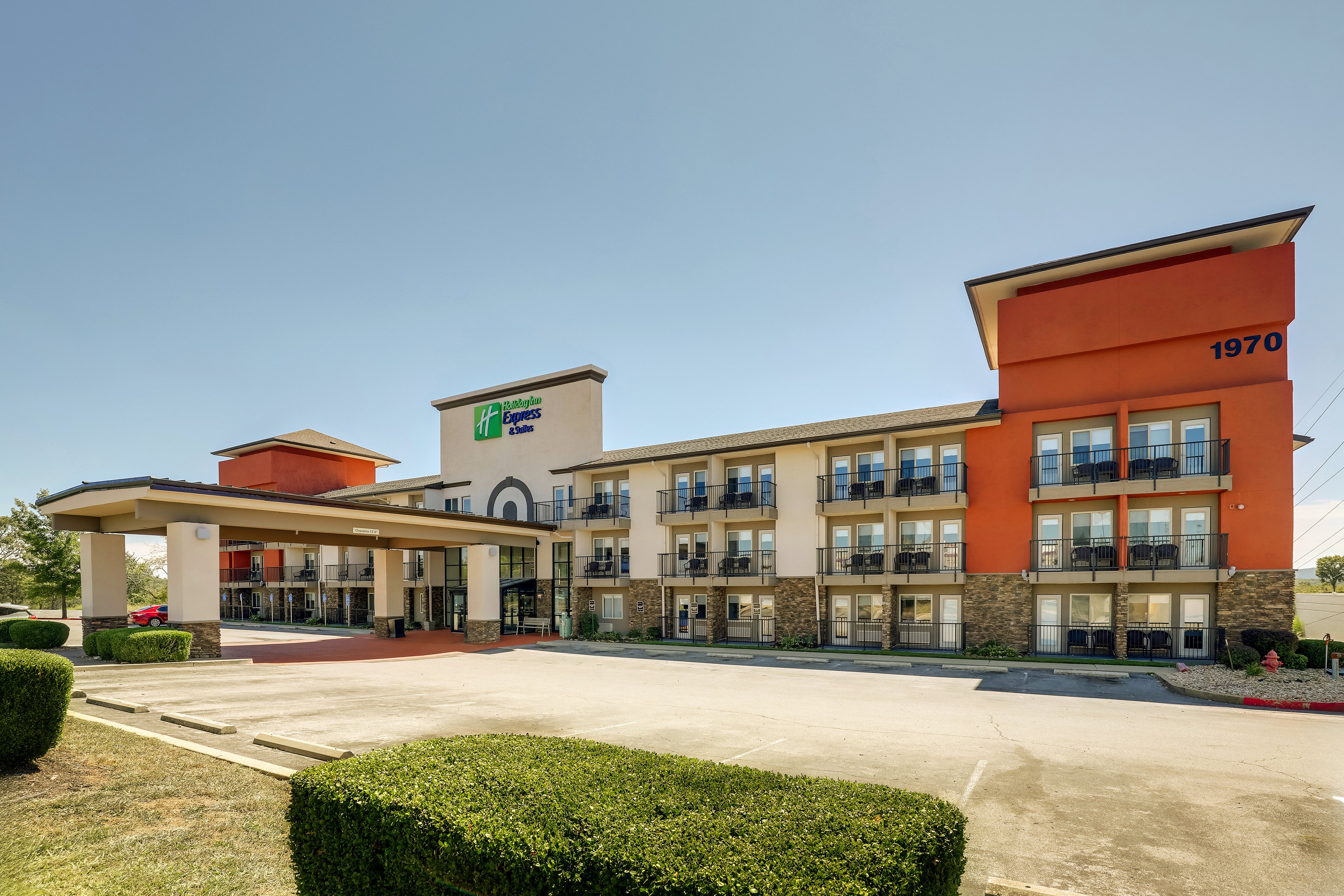 Holiday Inn Express Hotel Suites Branson 76 Cent 10/73