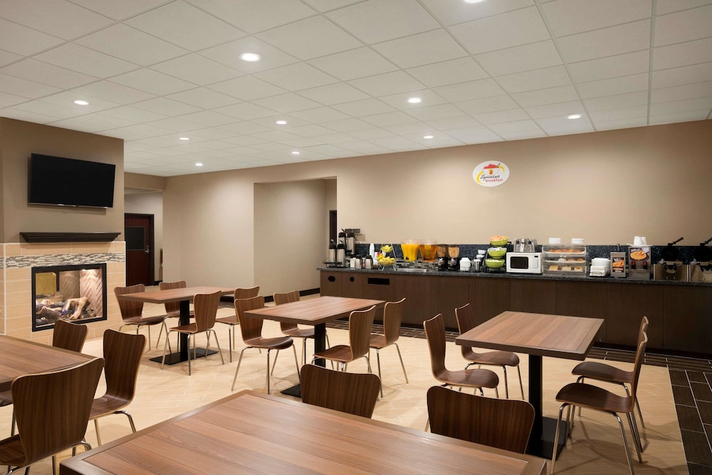 Super 8 by Wyndham Hershey Chocolate Avenue 17/23