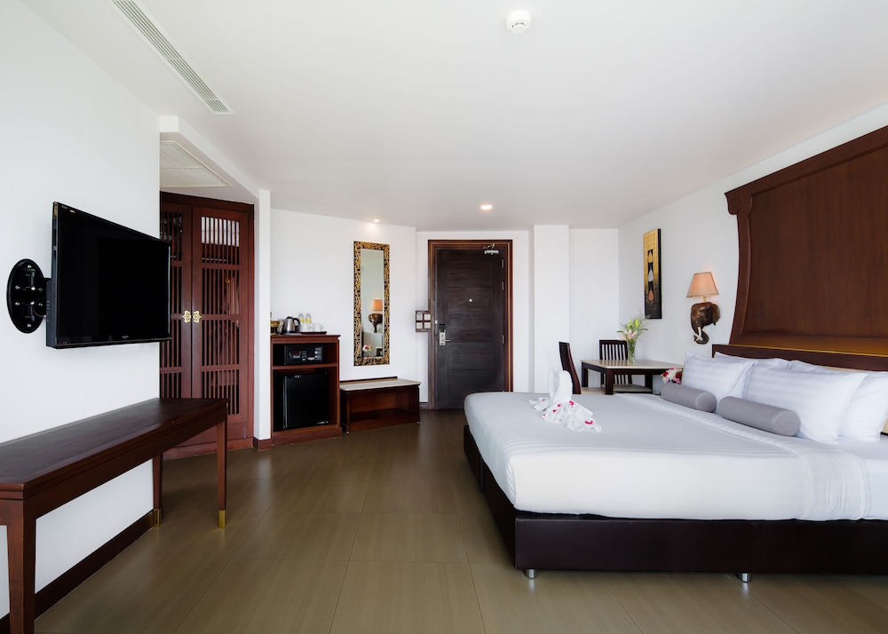 Aiyara Grand Hotel 24/77