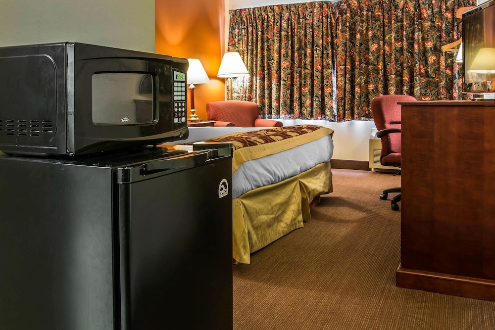 Rodeway Inn Muskegon Airport MI 16/33