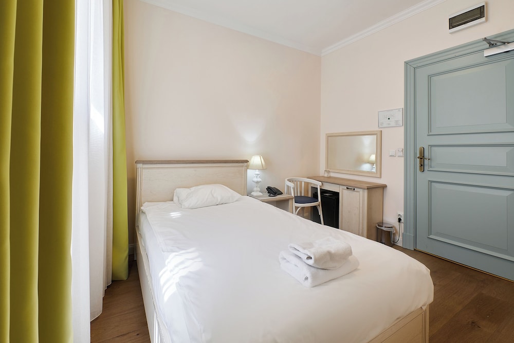 ROOM, SINGLE