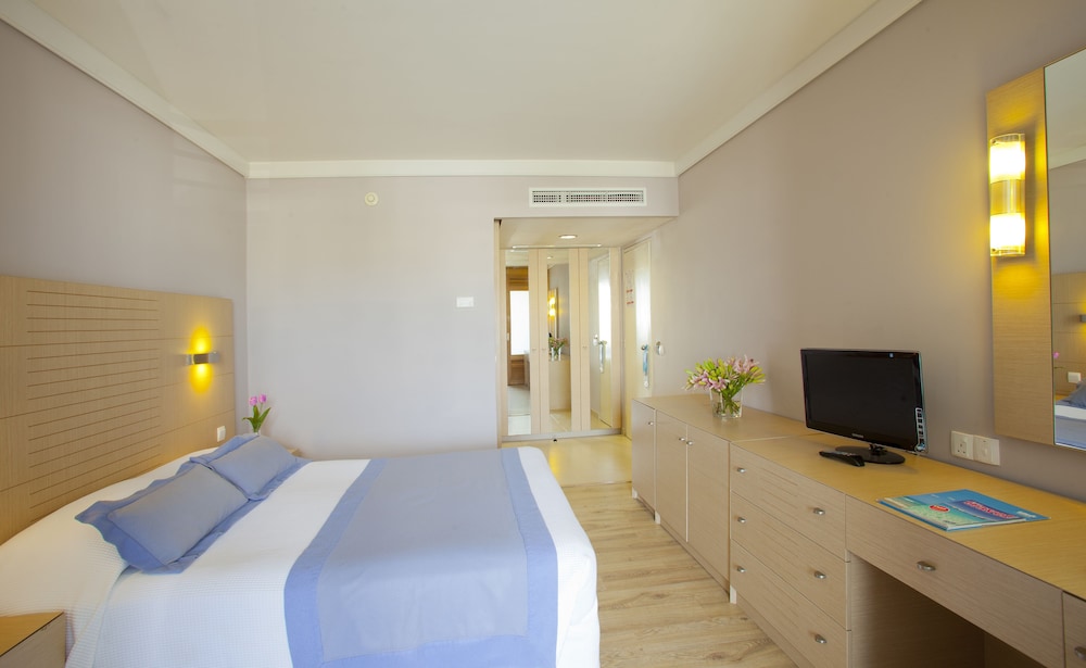 ROOM, DOUBLE OR TWIN BED