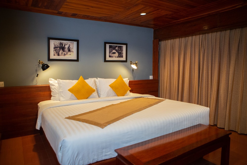 Pakse Hotel 12/49