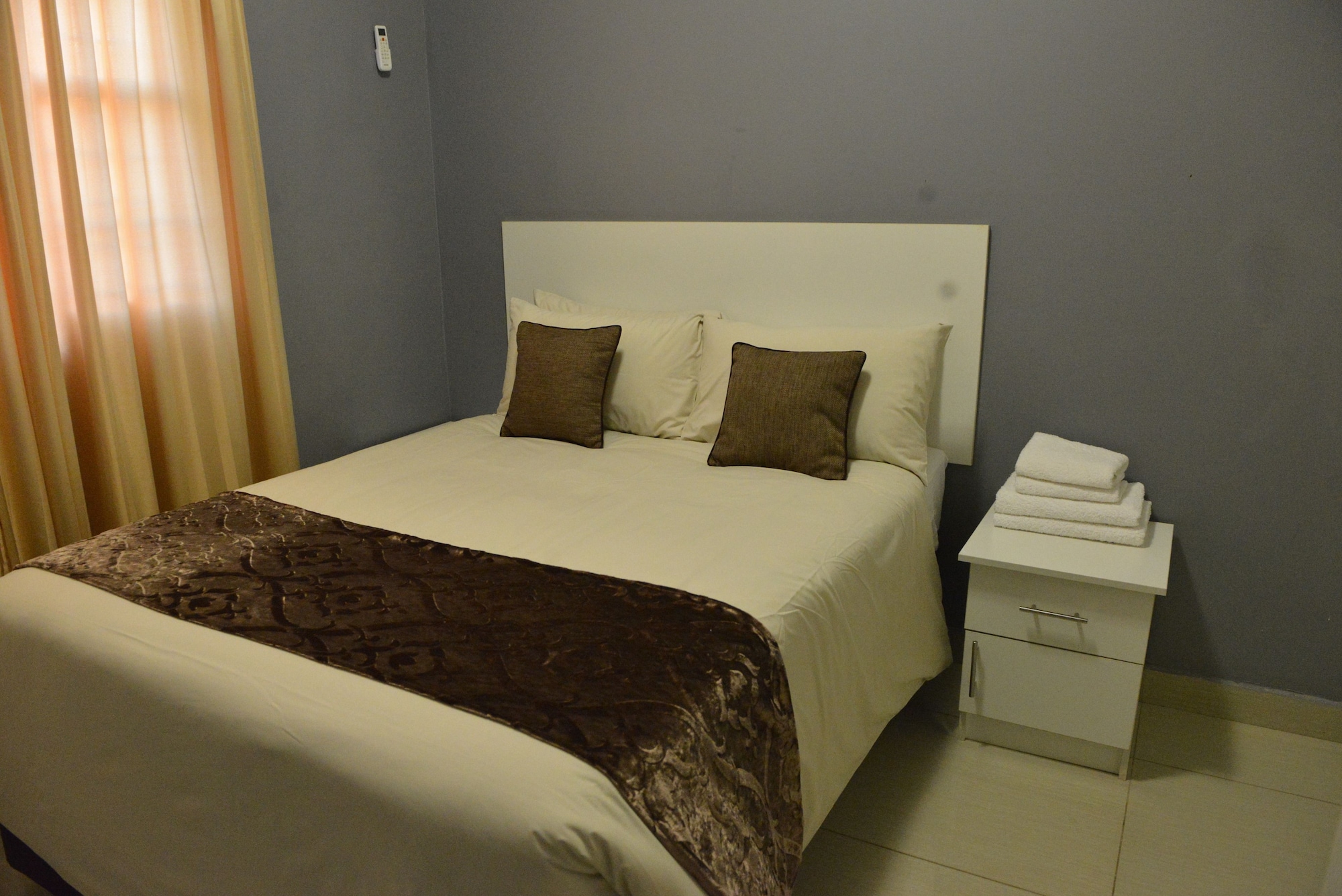 2 BEDROOMS, APARTMENT, DOUBLE AND TWIN BEDS, KITCHEN