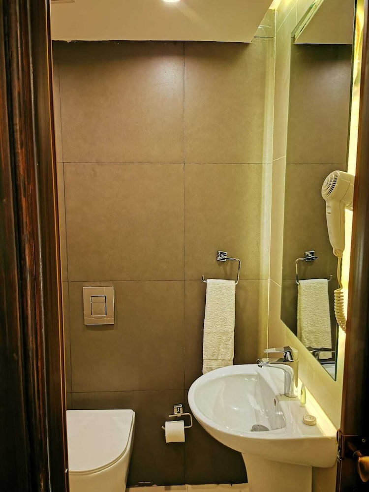 Taj Hotel 23/25