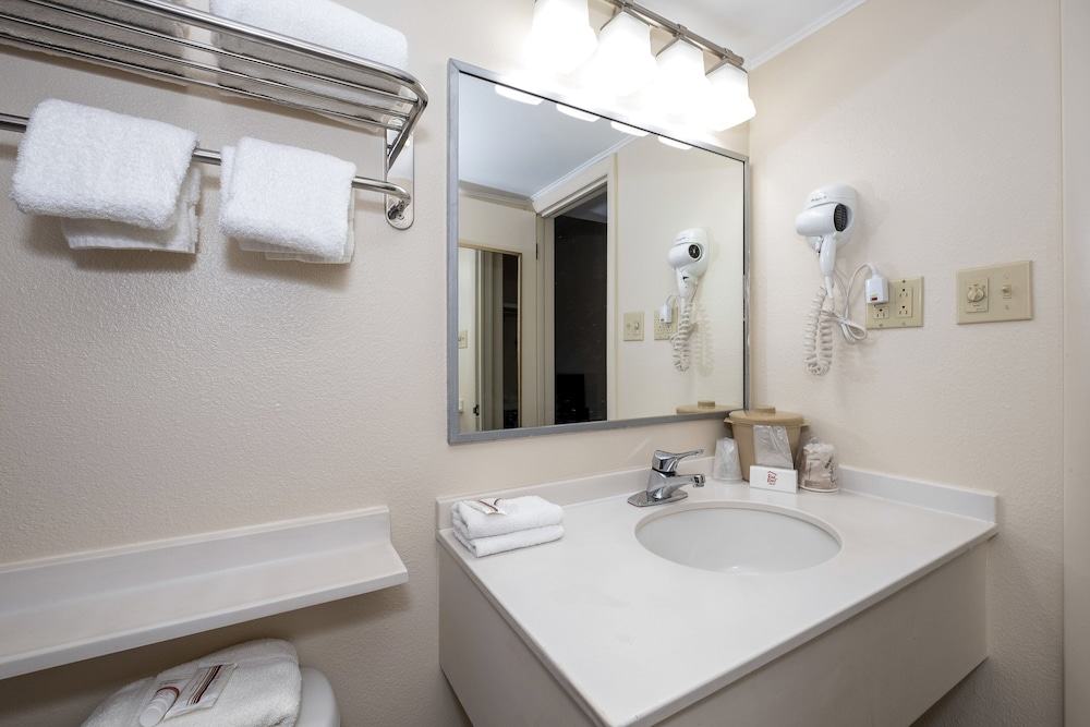 Red Roof Inn Suites Hazleton 13/39