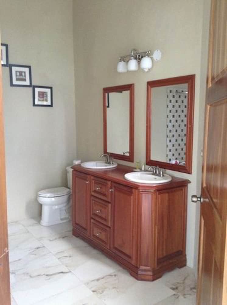 Waters Edge Guest House 4/38