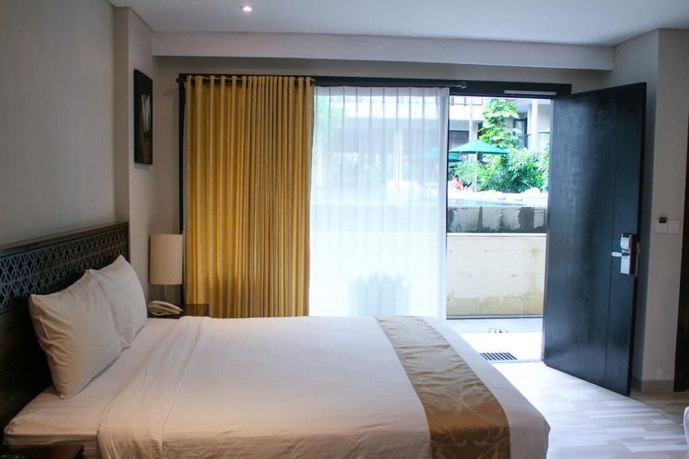 JUNIOR SUITE, STUDIO, KING BED, POOL VIEW