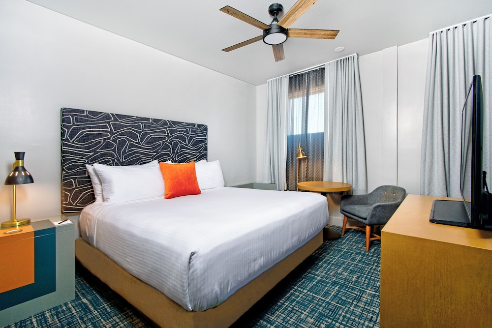 SUPERIOR, KING BED