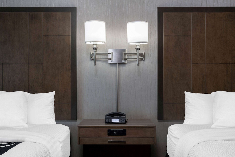 La Quinta Inn and Suites by Wyndham Anchorage Airport 14/23