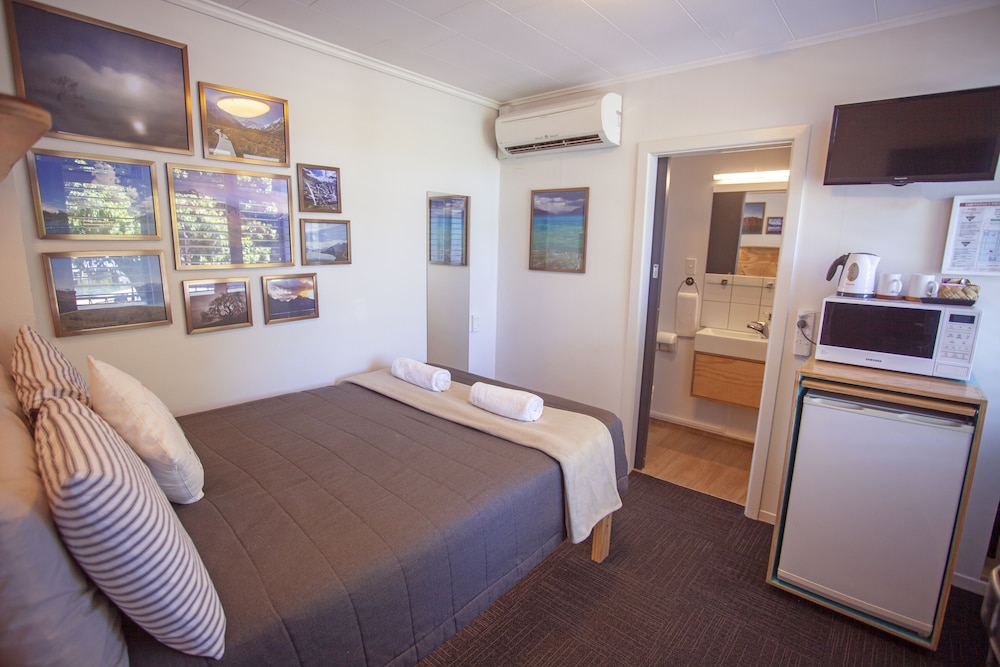 Absoloot Queenstown Backpackers 10/50