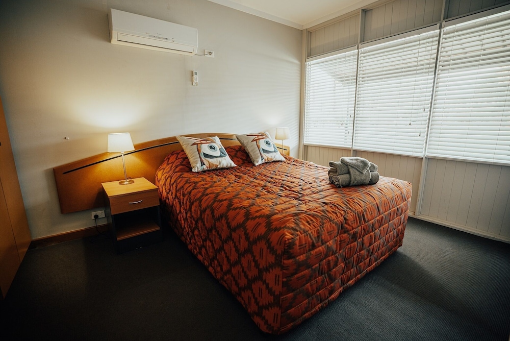 SEASONS HOTEL NEWMAN 10/44