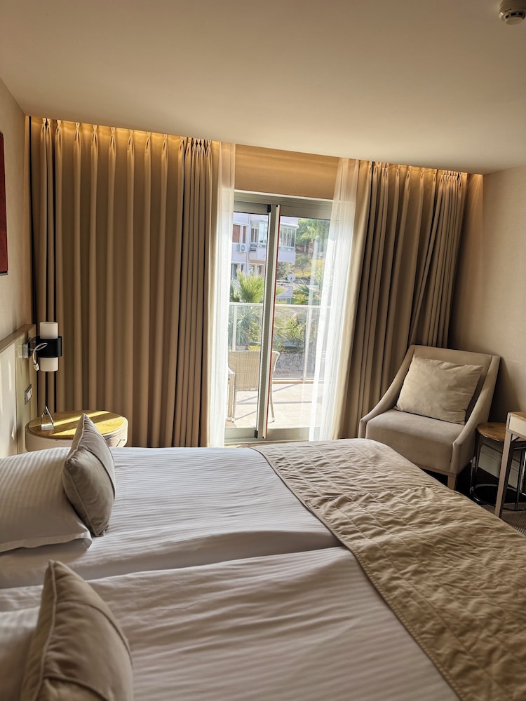 Charisma de Luxe Hotel 12/50