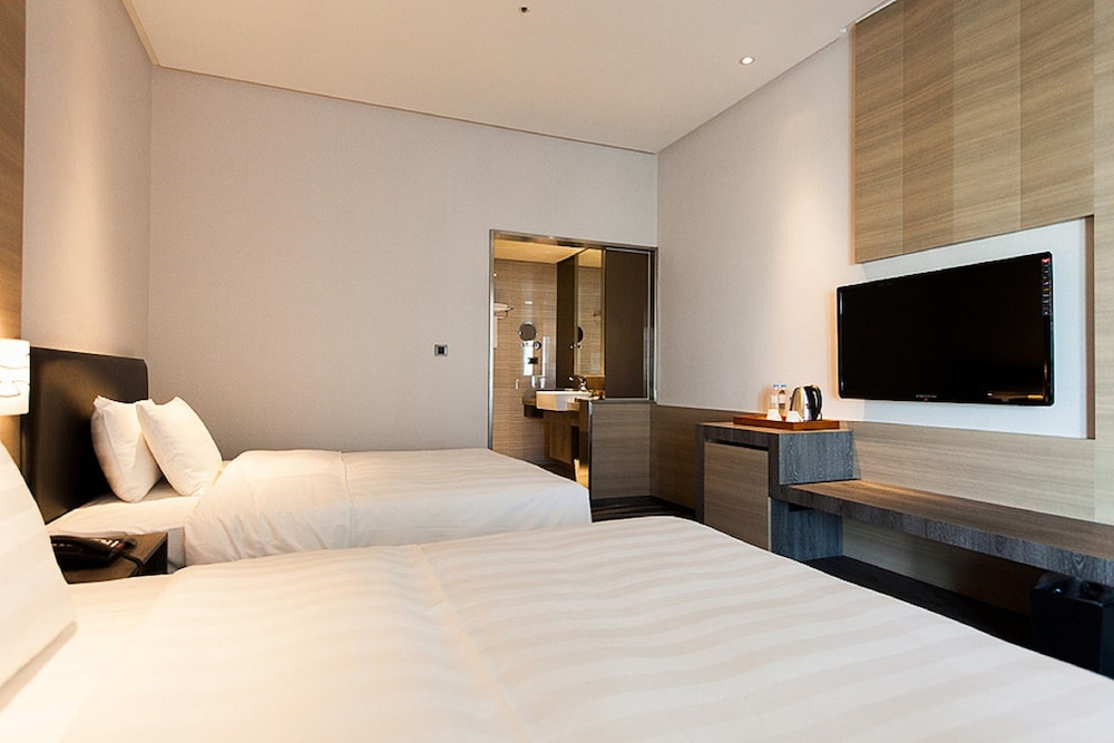 ROOM, TWIN BEDS, CITY VIEW