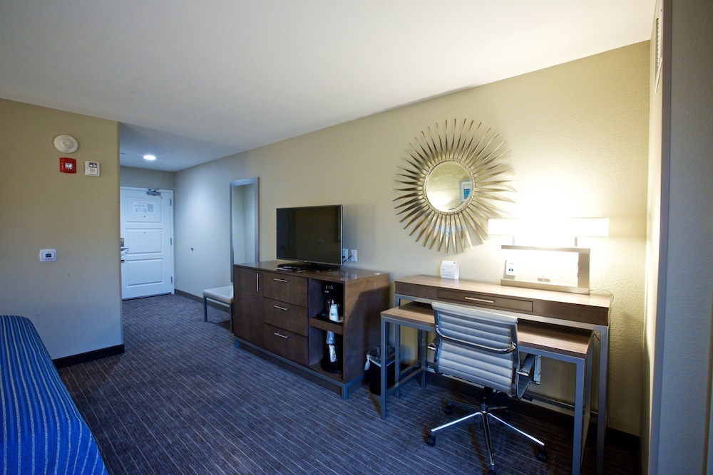 Holiday Inn Express Fargo SW - I-94 Medical Center 35/52