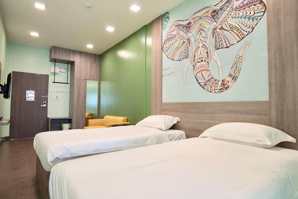 R 17 Living Hotel by ZUZU 4/23