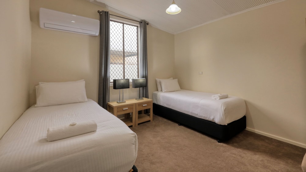 2 Bedrooms, Charles, Queen and Twin Beds, Kitchen