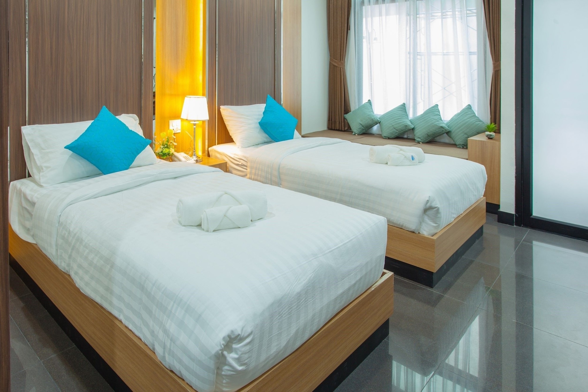 Lanai, Standard, Twin Beds، Thanburi Hotel 2/4