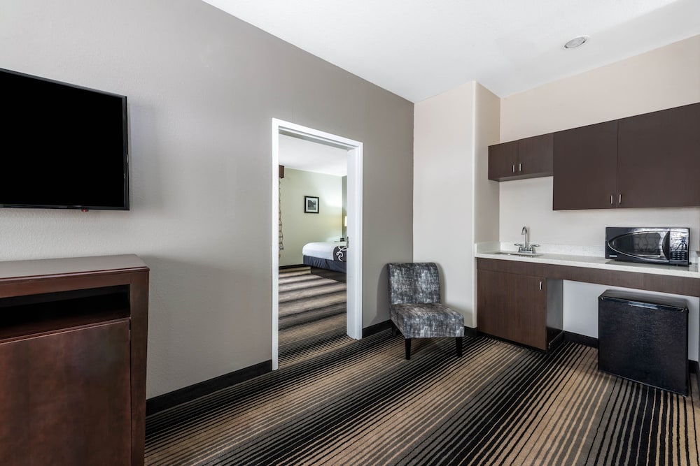 La Quinta Inn & Suites by Wyndham Orange 38/56