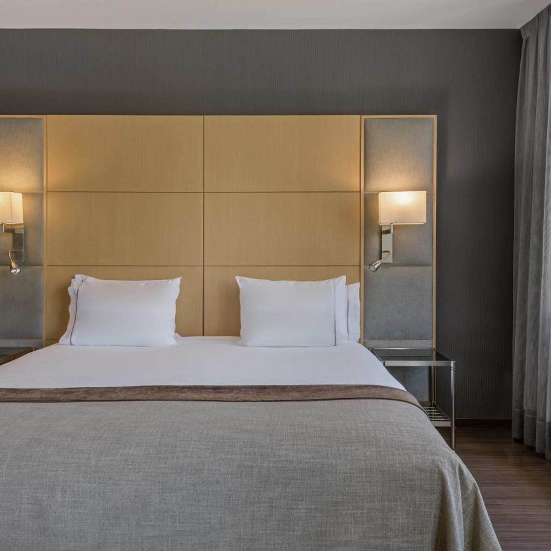 Standard, King Bed, Street View