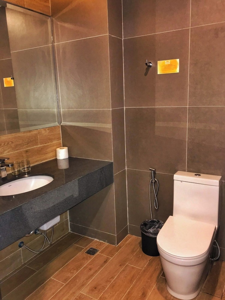 Crown Hotel Palawan at Harbour Springs 52/54