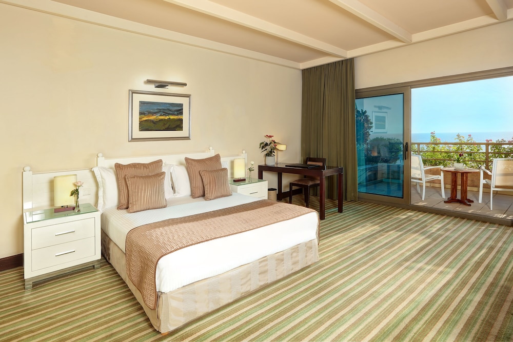STANDARD, QUEEN BED