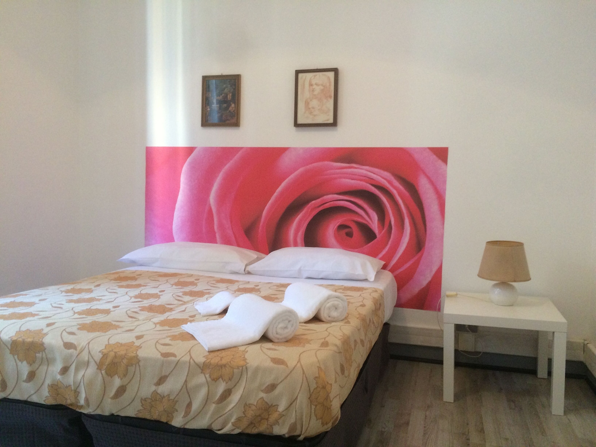 ROOM, QUADRUPLE, MULTIPLE BEDS