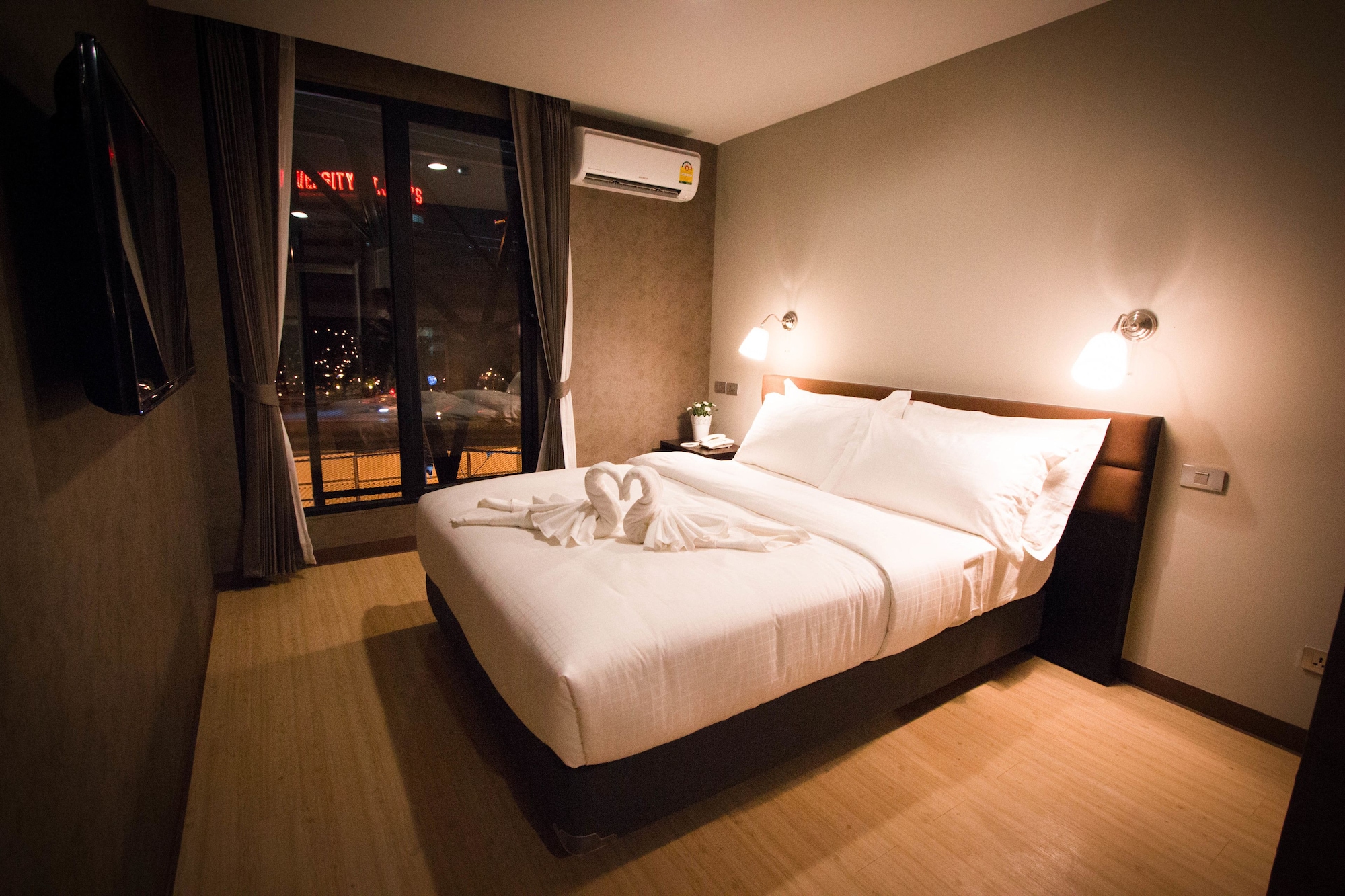DELUXE, TWIN BEDS, CITY VIEW