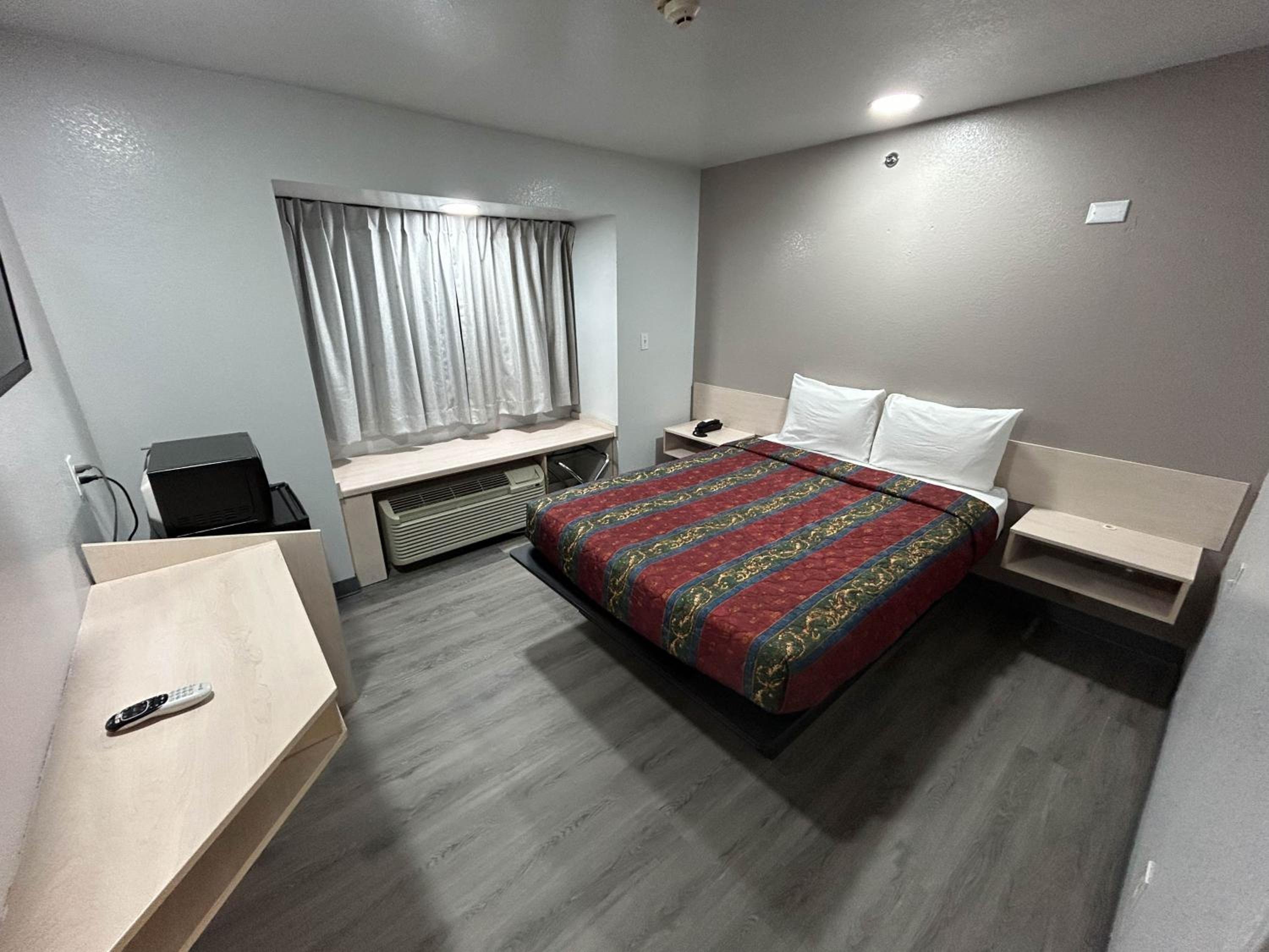 1 Queen Bed - Mobil Access Tub Nsmk Micfridg