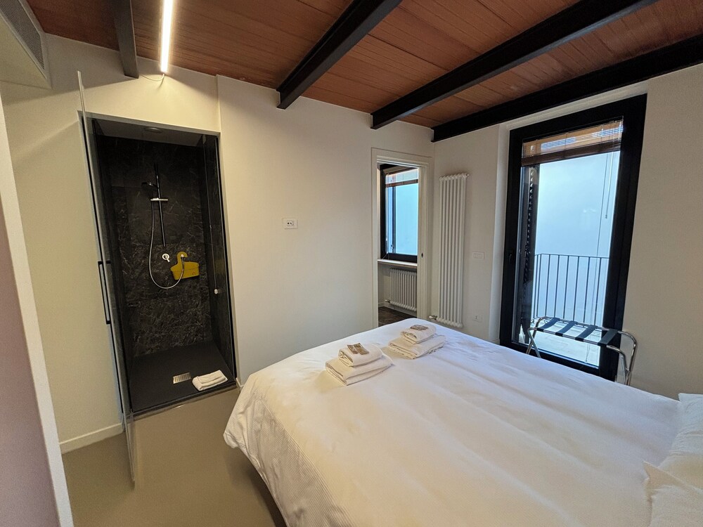 APARTMENT, CITY VIEW