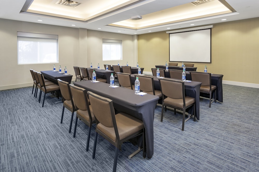 Holiday Inn Expresss And Suites Long Island East End 46/49