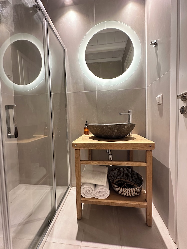 Sofos Suites 50/50