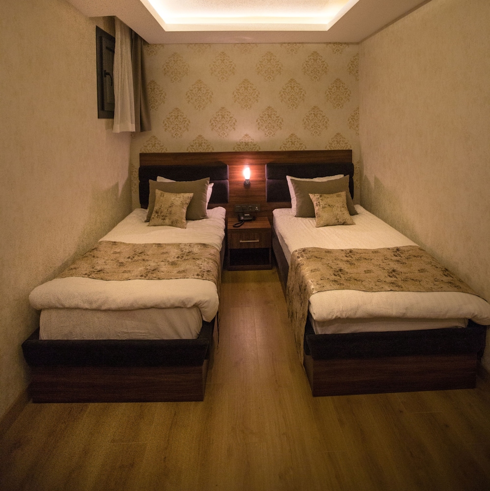 Can Deluxe Hotel 12/25